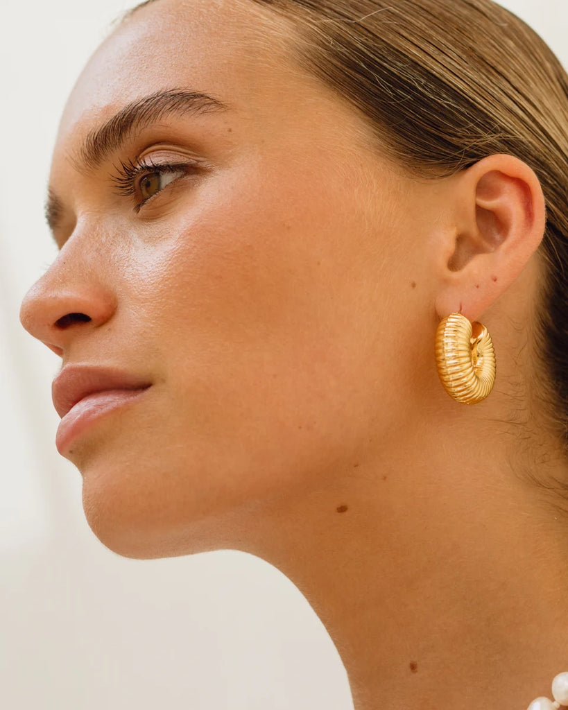 Grube, okrągłe kolczyki Ripple ANNI LU o pięknym, falistym wykończeniu. Posiadają angielskie zapięcie. 