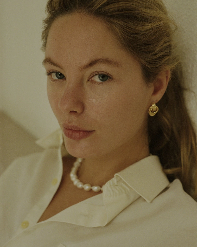 Pozłacane kolczyki Triplet ANNI LU w stylu lat 90. o formie połączonych, potrójnych okręgów. Zapinane na sztyft. 