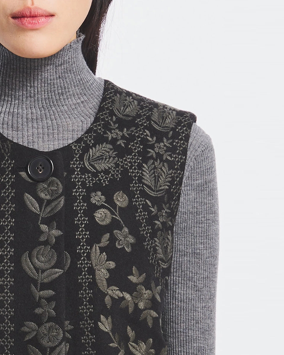 Krótka kamizelka Bertille Black marki Antik Batik o wyraźnym, etnicznym charakterze nawiązującym do stylu boho-chic. Jest to fason sięgający do linii bioder, z otwartym przodem. Zapinana przy szyi za pomocą jednego guzika. Wykonana z miękkiej tkaniny z wełną. Kamizelka ma podszewkę.