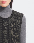 Krótka kamizelka Bertille Black marki Antik Batik o wyraźnym, etnicznym charakterze nawiązującym do stylu boho-chic. Jest to fason sięgający do linii bioder, z otwartym przodem. Zapinana przy szyi za pomocą jednego guzika. Wykonana z miękkiej tkaniny z wełną. Kamizelka ma podszewkę.