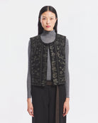 Krótka kamizelka Bertille Black marki Antik Batik o wyraźnym, etnicznym charakterze nawiązującym do stylu boho-chic. Jest to fason sięgający do linii bioder, z otwartym przodem. Zapinana przy szyi za pomocą jednego guzika. Wykonana z miękkiej tkaniny z wełną. Kamizelka ma podszewkę.