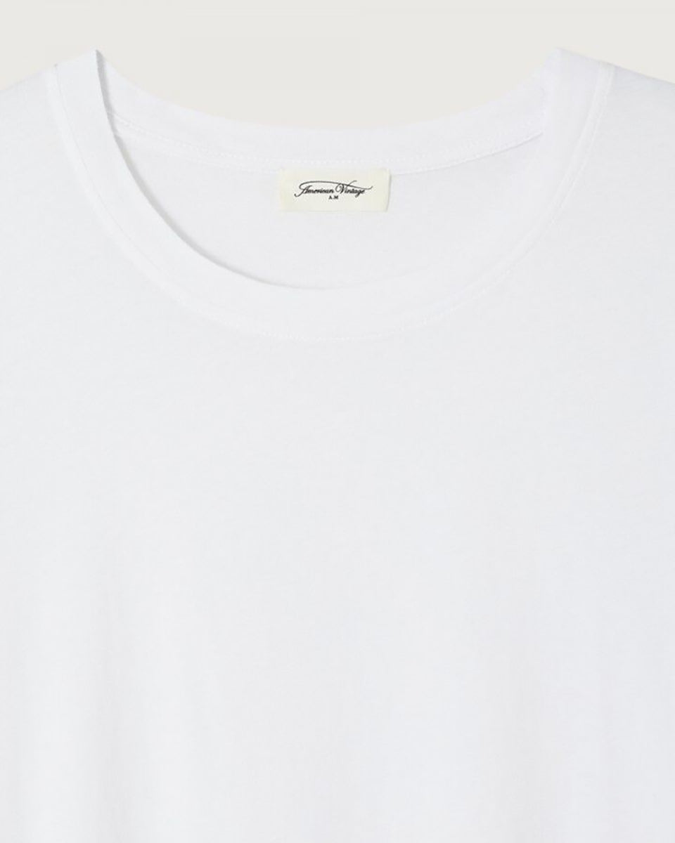 Klasyczny, prosty t-shirt APO02 American Vintage Blanc z okrągłym dekoltem i krótkimi rękawami. Idealny do warstwowych stylizacji. Załóż go pod sweter, marynarkę lub wsadź go w spodnie z wysokim stanem. Wykonany z cienkiej i bardzo miękkiej bawełny.

-Zamów t-shirt w swoim standardowym rozmiarze