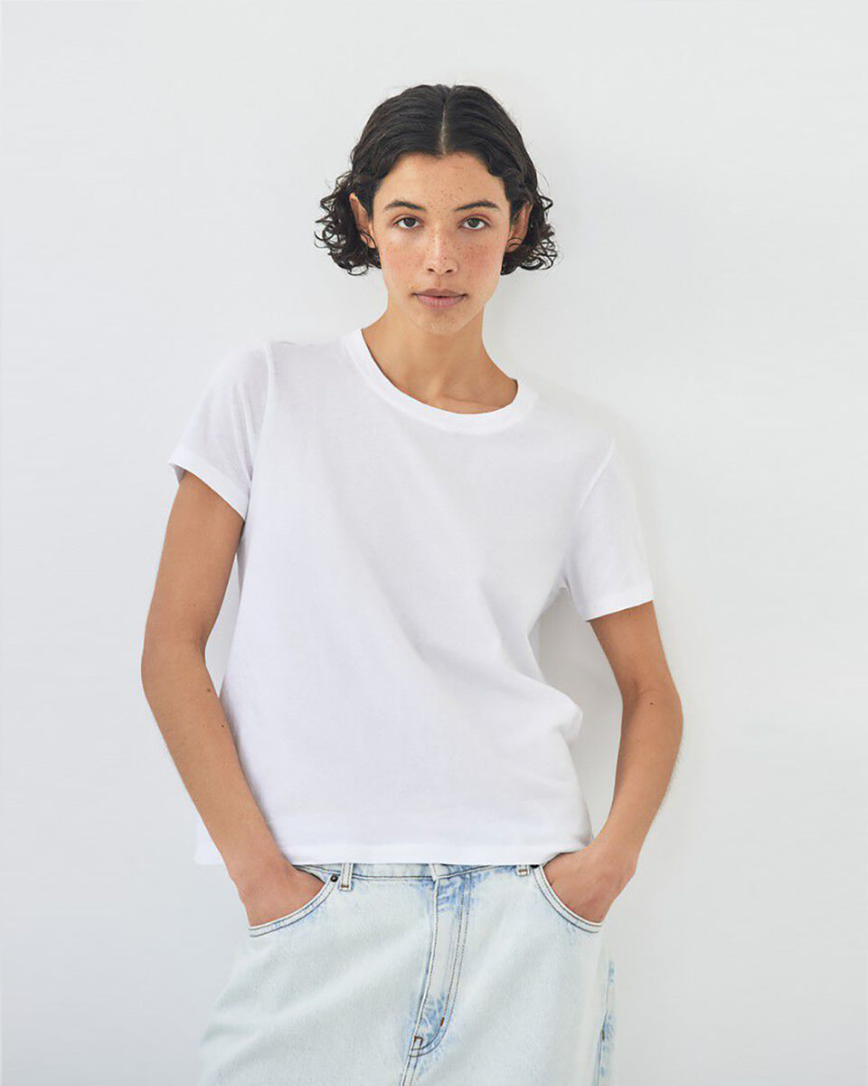 Klasyczny, prosty t-shirt APO02 American Vintage Blanc z okrągłym dekoltem i krótkimi rękawami. Idealny do warstwowych stylizacji. Załóż go pod sweter, marynarkę lub wsadź go w spodnie z wysokim stanem. Wykonany z cienkiej i bardzo miękkiej bawełny.

-Zamów t-shirt w swoim standardowym rozmiarze