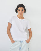 Klasyczny, prosty t-shirt APO02 American Vintage Blanc z okrągłym dekoltem i krótkimi rękawami. Idealny do warstwowych stylizacji. Załóż go pod sweter, marynarkę lub wsadź go w spodnie z wysokim stanem. Wykonany z cienkiej i bardzo miękkiej bawełny.

-Zamów t-shirt w swoim standardowym rozmiarze
