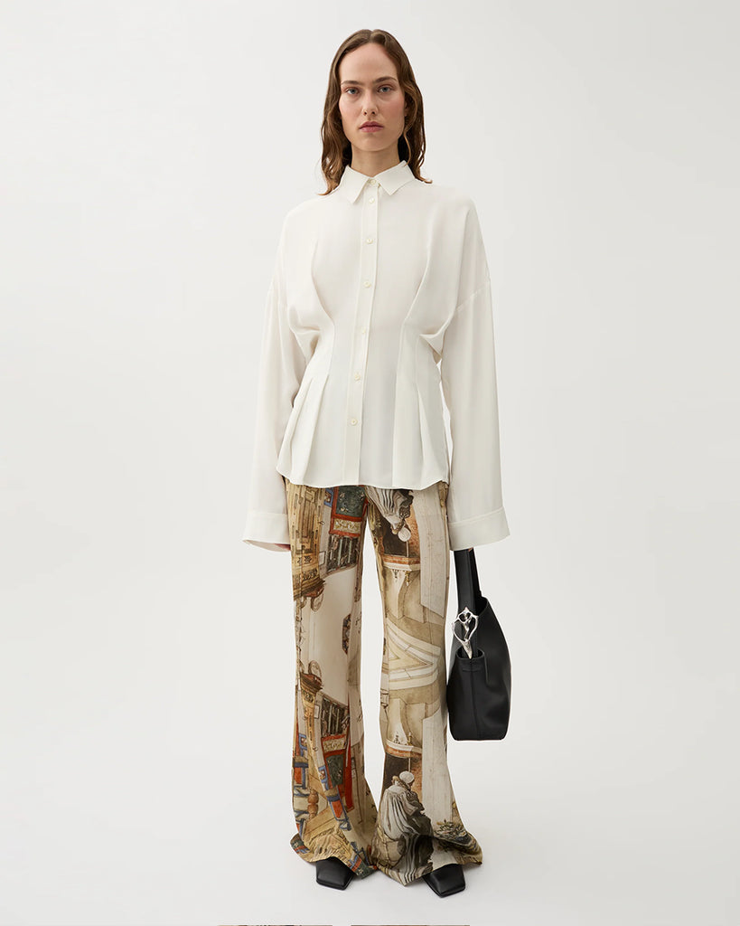 Strukturalna, koszulowa, taliowana bluzka Apollo Gardenia Cream z kołnierzykiem i zapięciem na guziki z przodu. Ma luźne rękawy i jest ściągana w talii, co dodaje wyrazistości całej stylizacji. Idealna do prostych spodni lub spódnicy.&nbsp;