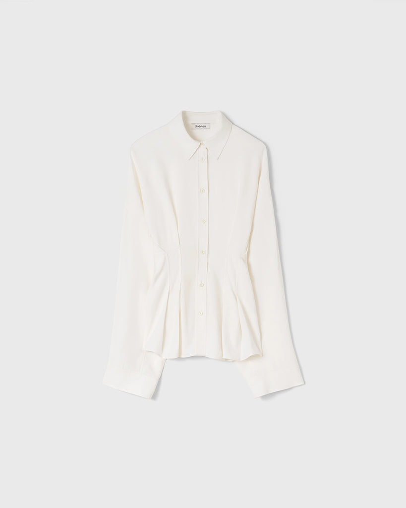 Strukturalna, koszulowa, taliowana bluzka Apollo Gardenia Cream z kołnierzykiem i zapięciem na guziki z przodu. Ma luźne rękawy i jest ściągana w talii, co dodaje wyrazistości całej stylizacji. Idealna do prostych spodni lub spódnicy.&nbsp;
