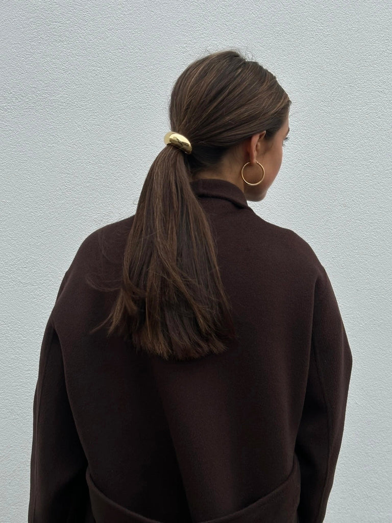 Gumka Arabella Gold Pico Copenhagen z solidnym, metalowym kółkiem doda każdej fryzurze swobodnego stylu i nowoczesnego, stylowego akcentu.&nbsp;

Ozdoby i akcesoria do włosów nie podlegają zwrotowi ani wymianie ze względów higienicznych.&nbsp;&nbsp;