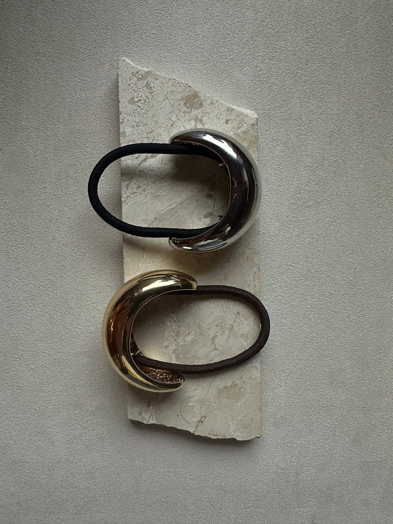 Gumka Arabella Gold Pico Copenhagen z solidnym, metalowym kółkiem doda każdej fryzurze swobodnego stylu i nowoczesnego, stylowego akcentu.&nbsp;

Ozdoby i akcesoria do włosów nie podlegają zwrotowi ani wymianie ze względów higienicznych.&nbsp;&nbsp;