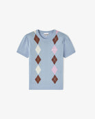 Dzianinowy, jasnoniebieski T-shirt Argyle GANNI Soft Chambray z krótkimi rękawami z marszczeniami i okrągłym dekoltem. Charakteryzuje go klasyczny wzór ułożony w dwa pionowe pasy z przodu, które łączą odcienie brązu, beżu i pastelowego różu. Wykończona ściągaczami. Całość uzupełnia dyskretny haft z logo marki. Wykonany z bawełny.

-Marszczone rękawki

-Okrągły dekolt

-Wykończony ściągaczami