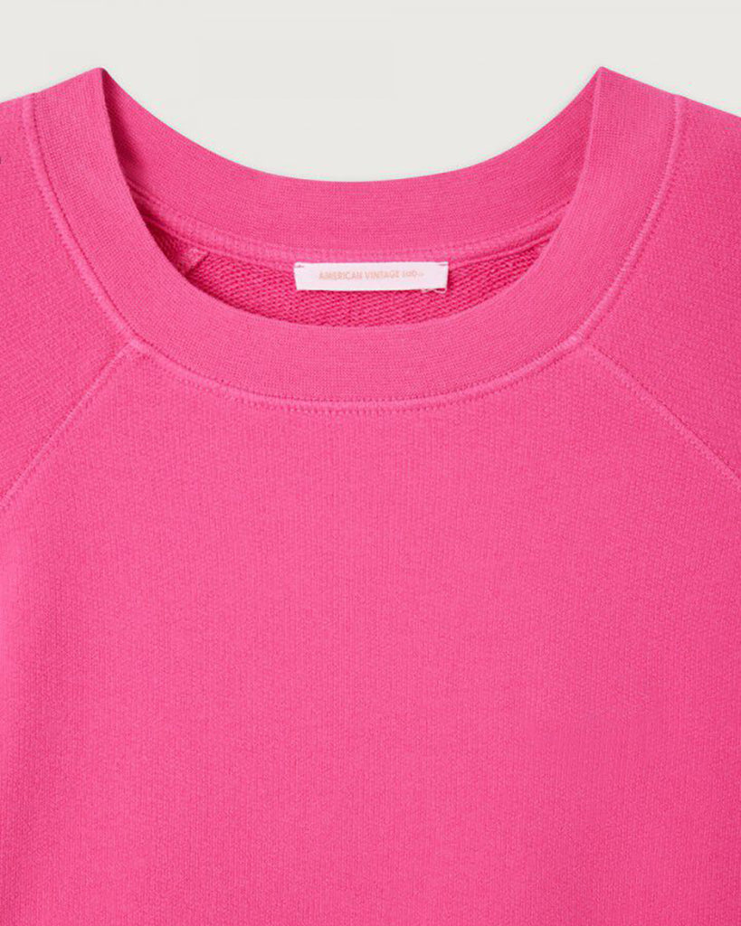 Luźna, bawełniana bluza ATU03 Girly francuskiej marki American Vintage z długimi, raglanowymi rękawami i okrągłym dekoltem. Wykończona ściągaczami. Wykonana z miękkiej, bawełnianej tkaniny. Jest niezbędnym elementem codziennej garderoby, zaprojektowana z myślą o całorocznym noszeniu.