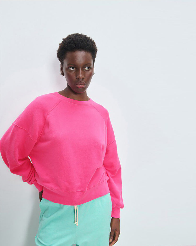 Luźna, bawełniana bluza ATU03 Girly francuskiej marki American Vintage z długimi, raglanowymi rękawami i okrągłym dekoltem. Wykończona ściągaczami. Wykonana z miękkiej, bawełnianej tkaniny. Jest niezbędnym elementem codziennej garderoby, zaprojektowana z myślą o całorocznym noszeniu.