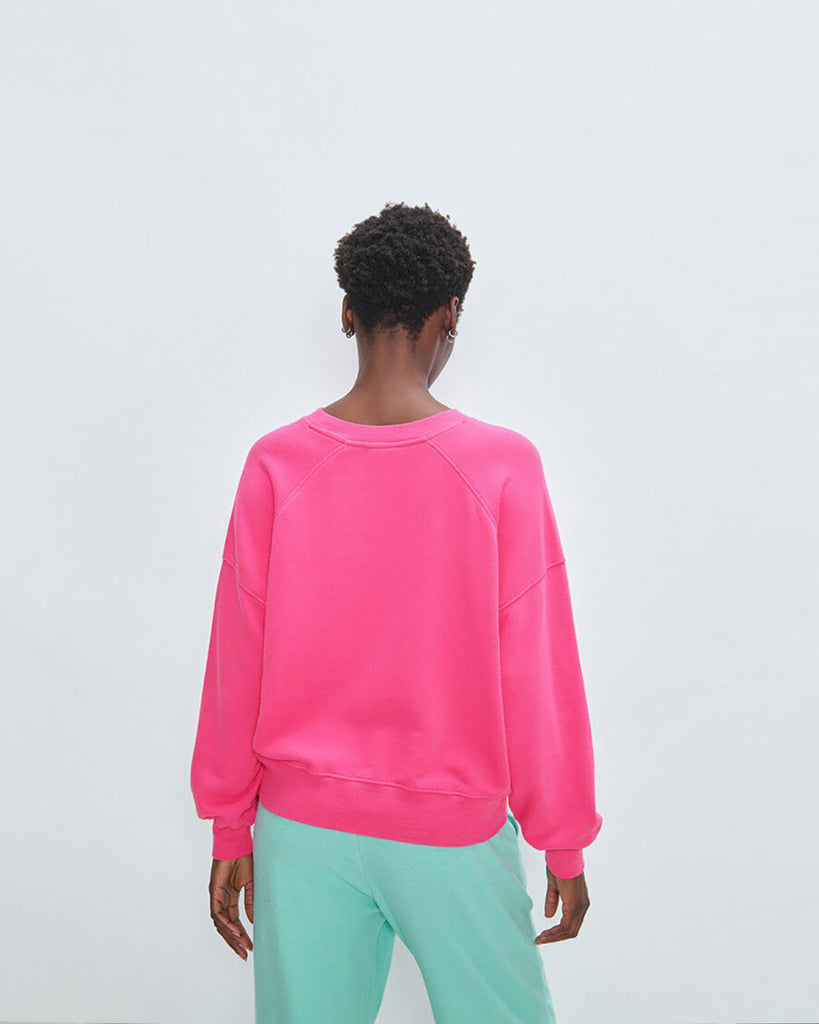 Luźna, bawełniana bluza ATU03 Girly francuskiej marki American Vintage z długimi, raglanowymi rękawami i okrągłym dekoltem. Wykończona ściągaczami. Wykonana z miękkiej, bawełnianej tkaniny. Jest niezbędnym elementem codziennej garderoby, zaprojektowana z myślą o całorocznym noszeniu.