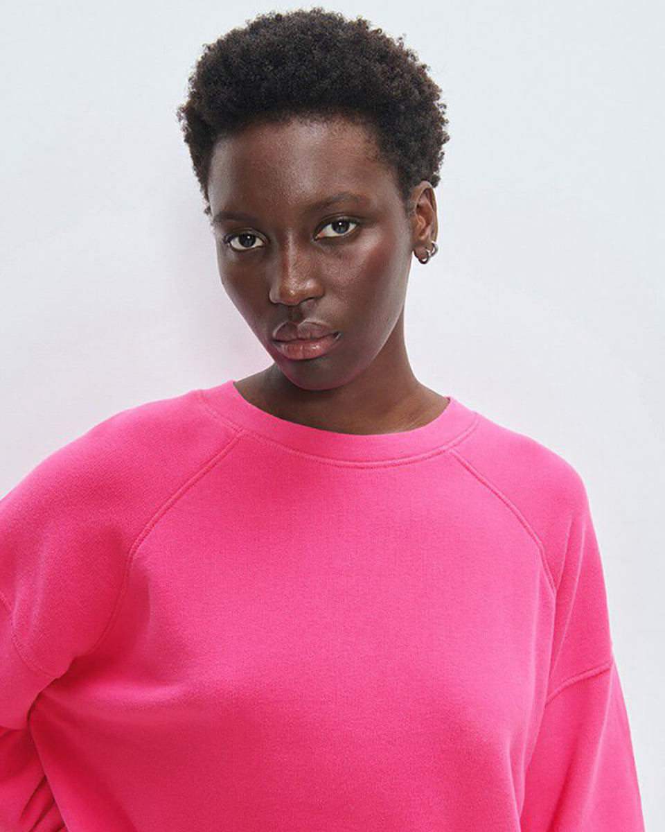 Luźna, bawełniana bluza ATU03 Girly francuskiej marki American Vintage z długimi, raglanowymi rękawami i okrągłym dekoltem. Wykończona ściągaczami. Wykonana z miękkiej, bawełnianej tkaniny. Jest niezbędnym elementem codziennej garderoby, zaprojektowana z myślą o całorocznym noszeniu.