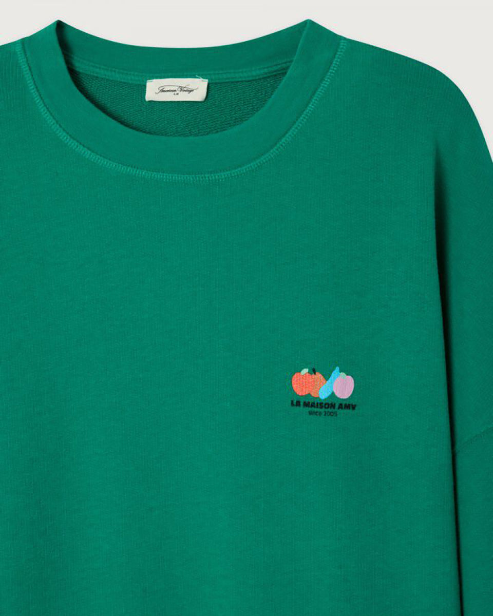 Luźna, bawełniana bluza ATU03 francuskiej marki American Vintage z długimi, raglanowymi rękawami i okrągłym dekoltem. Wykończona ściągaczami. Wykonana z miękkiej, bawełnianej tkaniny. Jest niezbędnym elementem codziennej garderoby, zaprojektowana z myślą o całorocznym noszeniu.

-Oversizowy krój

-Lekka, elastyczna bawełna&nbsp;

-Zamów bluzę w swoim standardowym rozmiarze
