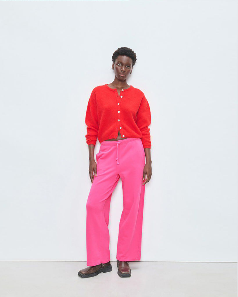 Luźne spodnie dresowe ATU05 Girly francuskiej marki American Vintage z elastyczną talią ze ściąganym sznurkiem i prostą nogawką. Mają dwie kieszenie z przodu i jedną kieszeń naszywaną z tyłu. Wykonane z miękkiej bawełny.&nbsp;