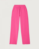 Luźne spodnie dresowe ATU05 Girly francuskiej marki American Vintage z elastyczną talią ze ściąganym sznurkiem i prostą nogawką. Mają dwie kieszenie z przodu i jedną kieszeń naszywaną z tyłu. Wykonane z miękkiej bawełny.&nbsp;