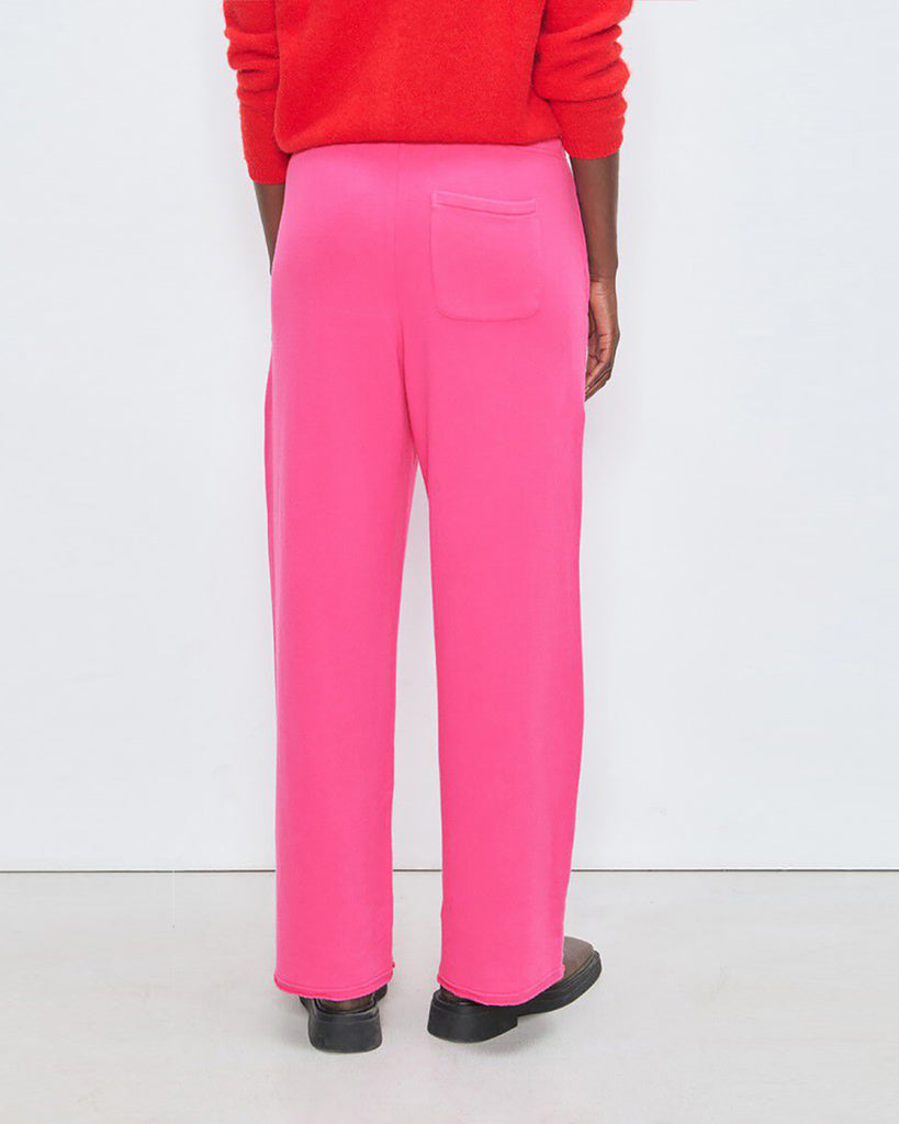 Luźne spodnie dresowe ATU05 Girly francuskiej marki American Vintage z elastyczną talią ze ściąganym sznurkiem i prostą nogawką. Mają dwie kieszenie z przodu i jedną kieszeń naszywaną z tyłu. Wykonane z miękkiej bawełny.&nbsp;