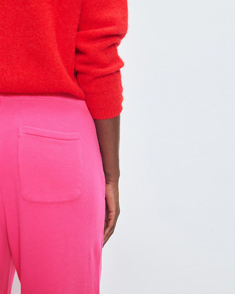 Luźne spodnie dresowe ATU05 Girly francuskiej marki American Vintage z elastyczną talią ze ściąganym sznurkiem i prostą nogawką. Mają dwie kieszenie z przodu i jedną kieszeń naszywaną z tyłu. Wykonane z miękkiej bawełny.&nbsp;