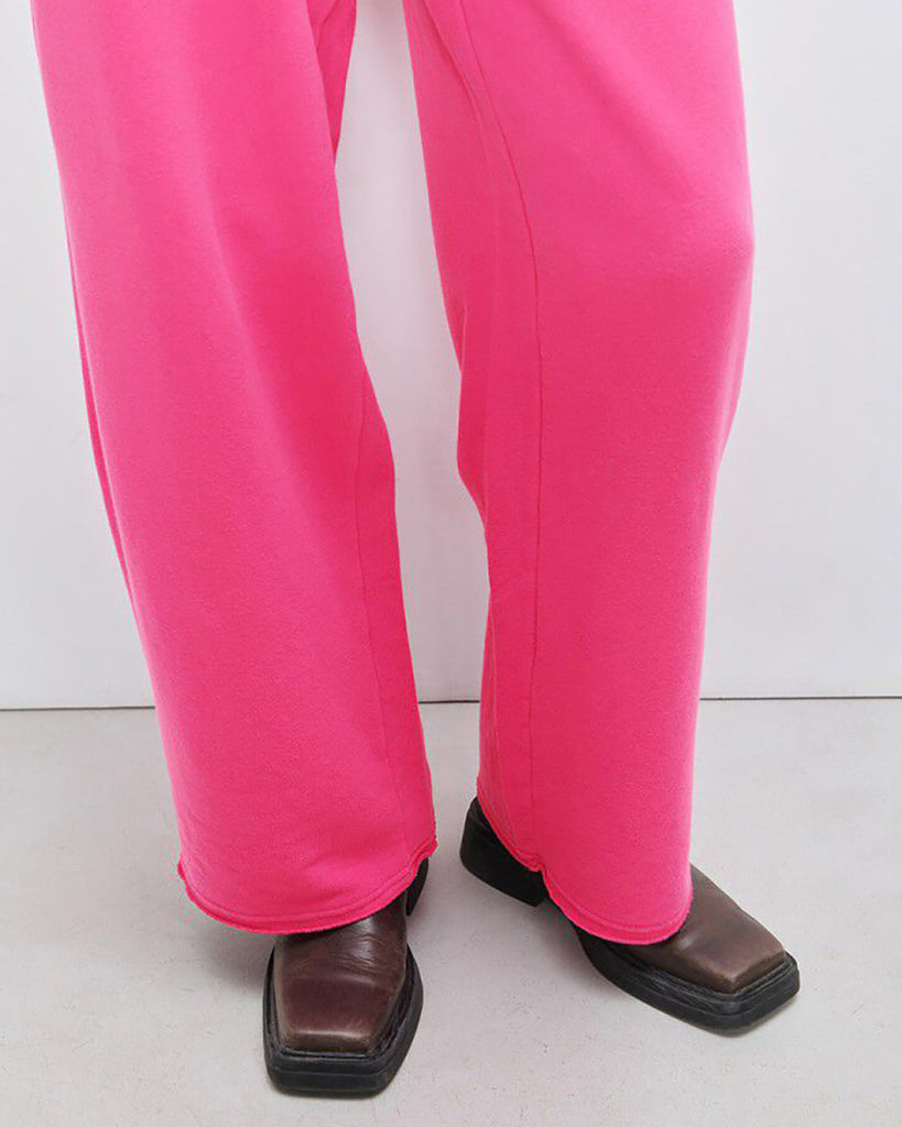 Luźne spodnie dresowe ATU05 Girly francuskiej marki American Vintage z elastyczną talią ze ściąganym sznurkiem i prostą nogawką. Mają dwie kieszenie z przodu i jedną kieszeń naszywaną z tyłu. Wykonane z miękkiej bawełny.&nbsp;