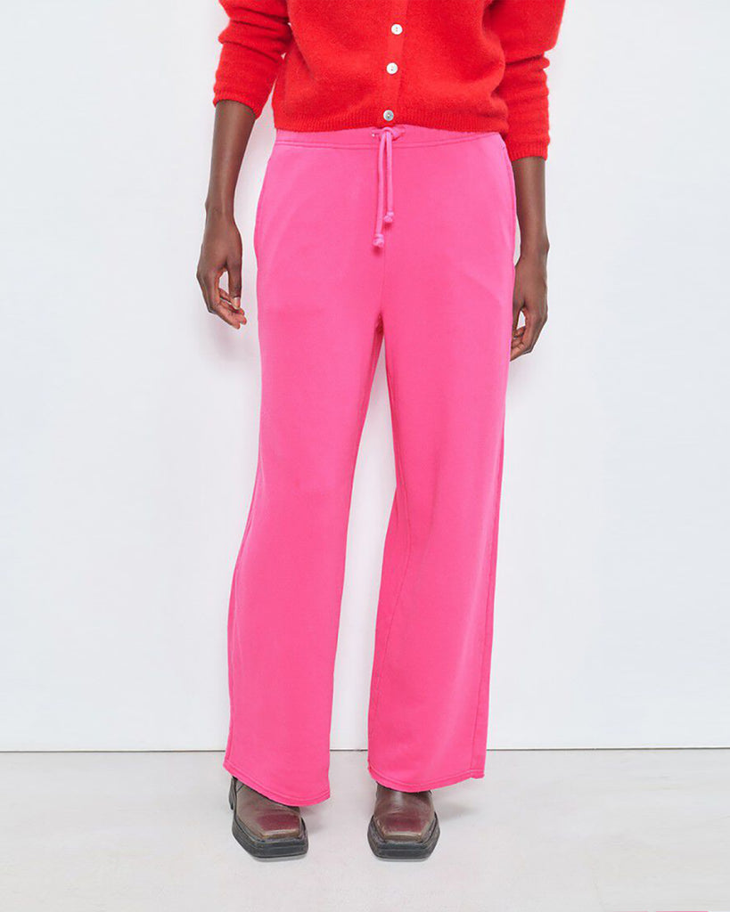 Luźne spodnie dresowe ATU05 Girly francuskiej marki American Vintage z elastyczną talią ze ściąganym sznurkiem i prostą nogawką. Mają dwie kieszenie z przodu i jedną kieszeń naszywaną z tyłu. Wykonane z miękkiej bawełny.&nbsp;