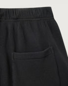 Luźne spodnie dresowe ATU05 Tenebre francuskiej marki American Vintage w kolorze spranej czerni. Posiadają elastyczną talię ze ściąganym sznurkiem i prostą nogawkę z surowym wykończeniem. Mają dwie kieszenie z przodu i jedną kieszeń naszywaną z tyłu. Wykonane z miękkiej bawełny.&nbsp;

-Luźny fason

-Elastyczna talia

-Zamów spodnie w swoim standardowym rozmiarze