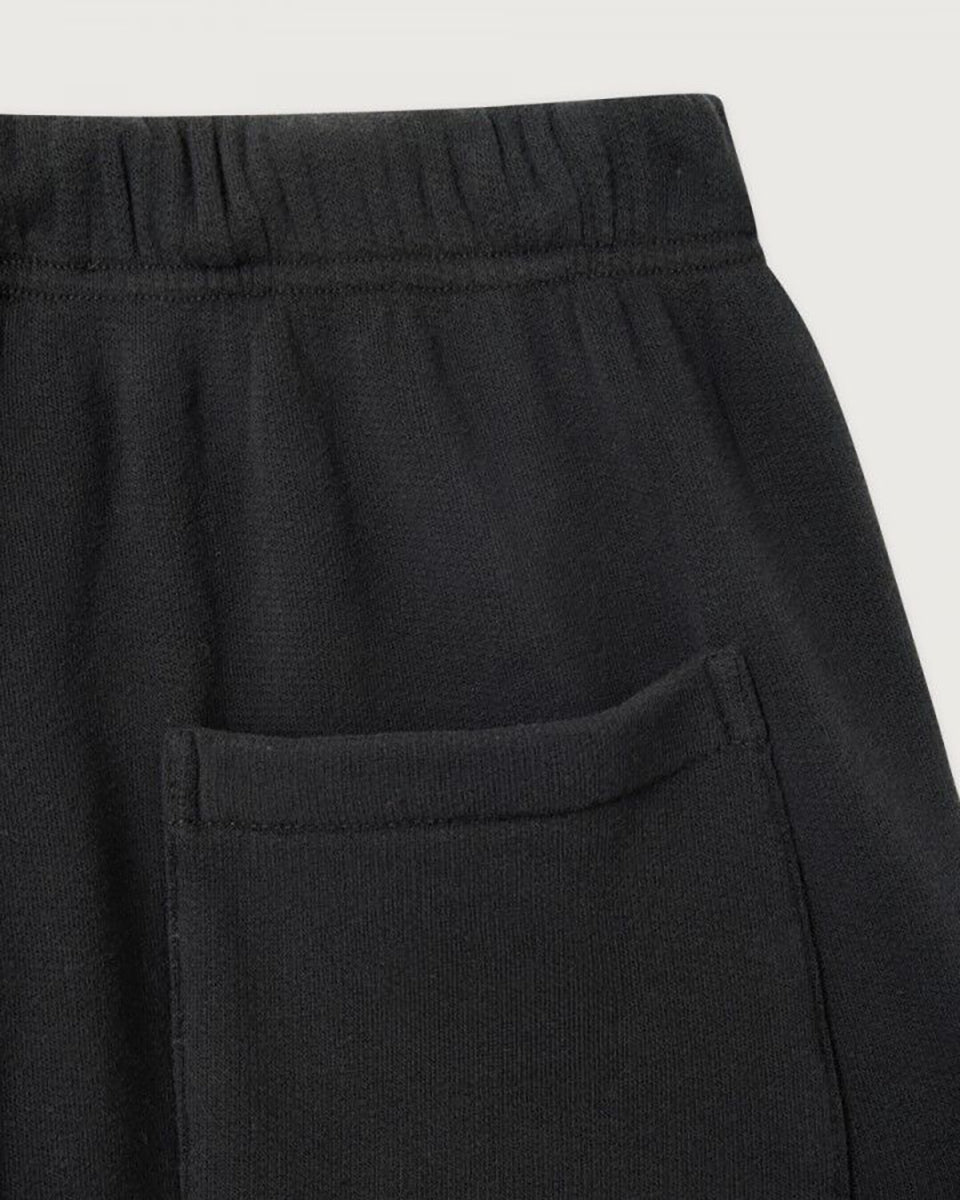 Luźne spodnie dresowe ATU05 Tenebre francuskiej marki American Vintage w kolorze spranej czerni. Posiadają elastyczną talię ze ściąganym sznurkiem i prostą nogawkę z surowym wykończeniem. Mają dwie kieszenie z przodu i jedną kieszeń naszywaną z tyłu. Wykonane z miękkiej bawełny.&nbsp;

-Luźny fason

-Elastyczna talia

-Zamów spodnie w swoim standardowym rozmiarze