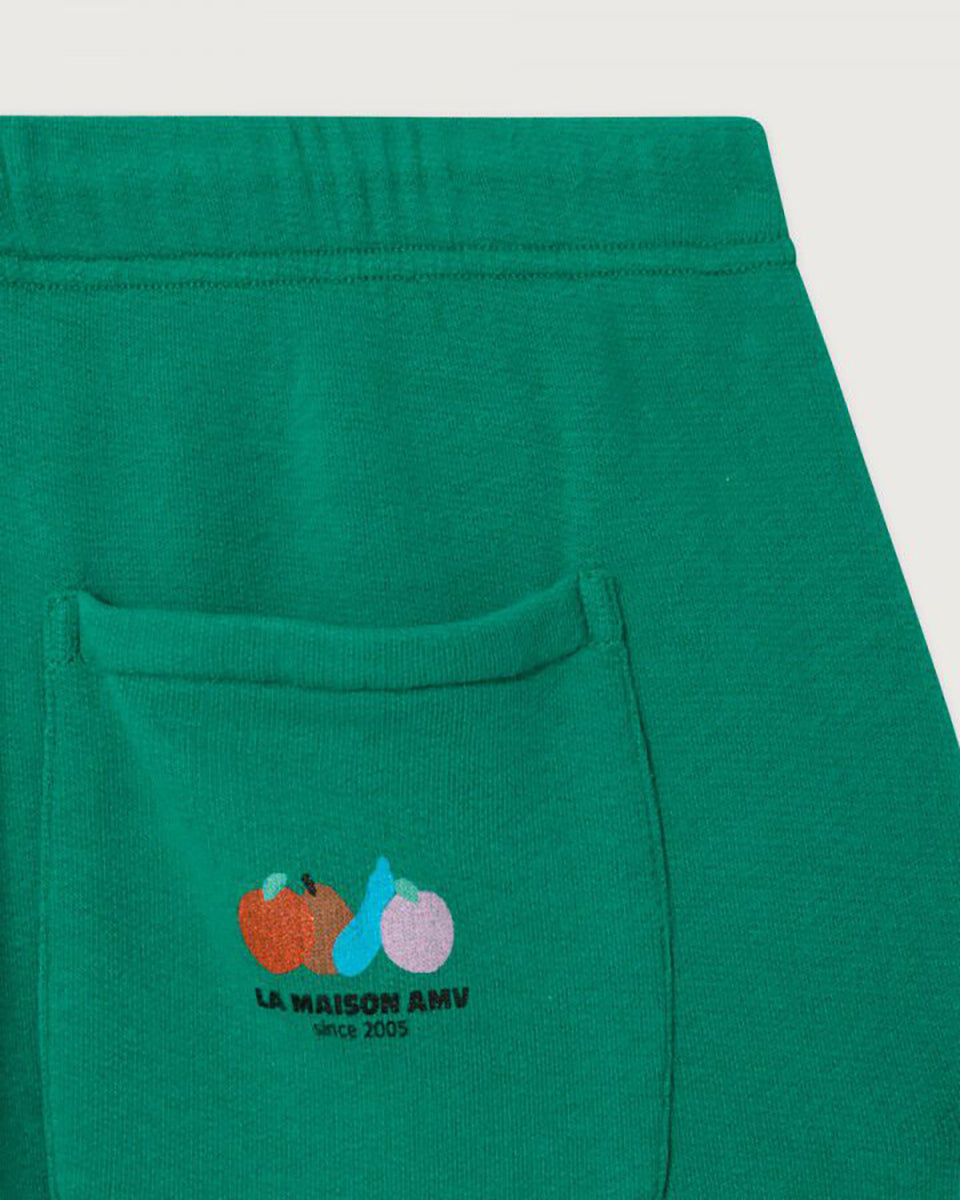 Luźne spodnie dresowe ATU05 Mint francuskiej marki American Vintage z elastyczną talią ze ściąganym sznurkiem i prostą, lekko skróconą nogawką. Mają dwie kieszenie z przodu i jedną kieszeń naszywaną z tyłu z owocowym motywem. Wykonane z miękkiej bawełny.&nbsp;

-Luźny fason

-Elastyczna talia

-Zamów spodnie w swoim standardowym rozmiarze