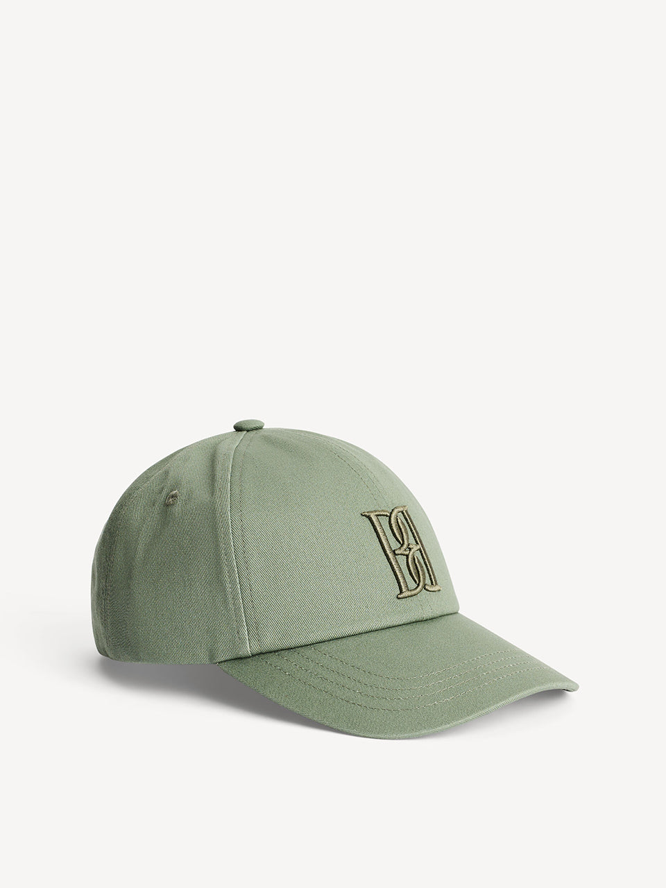 Stylowa, praktyczna czapka z daszkiem Aubrieli Deep Lichen Green By Malene Birger. Doda głębi sezonowym stylizacjom i ochroni przed słońcem. Z tyłu znajduje się wygodny, regulowany pasek z zakładką, a z przodu duży, haftowany monogram.&nbsp;
