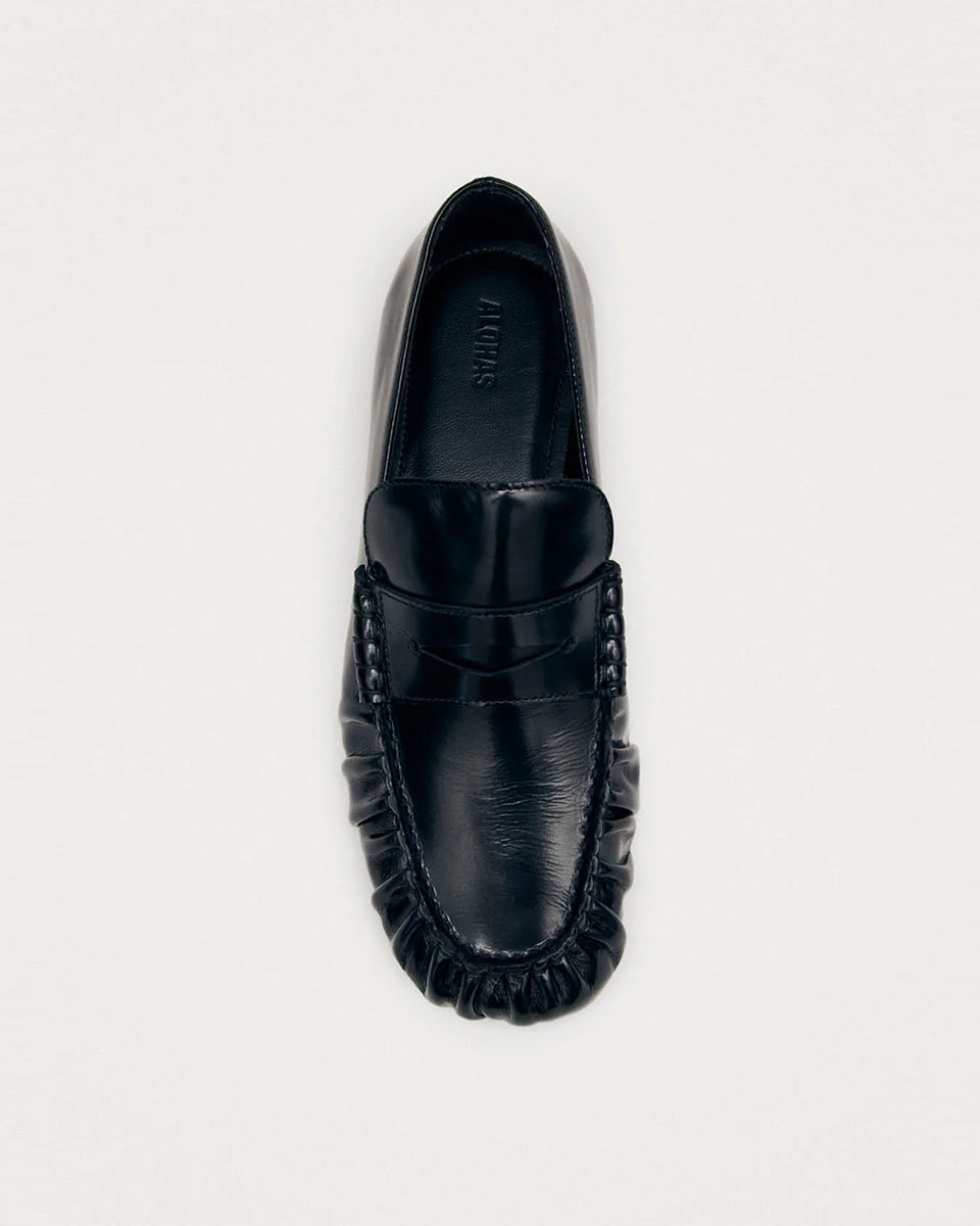 Czarne, skórzane mokasyny Aven Lift Black Leather marki ALOHAS z klasycznym paskiem typu penny oraz cholewką klasyczną dla mokasynów. Wykonane z wysokiej jakości skóry, która zapewnia wyrafinowany wygląd, a marszczenia dodają im niepowtarzalnego charakteru.&nbsp;

-100% skóra pochodząca ze zrównoważonych i odpowiedzialnych źródeł&nbsp;

-Zaprojektowane w Barcelonie&nbsp;

-Jeśli twoja stopa wypada między rozmiarami - zamów buty w większym rozmiarze