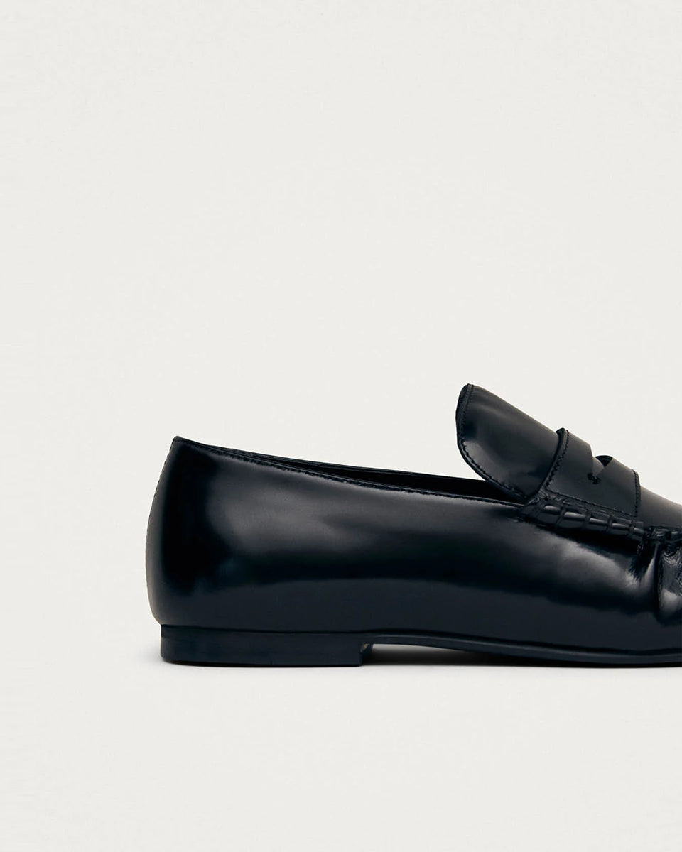 Czarne, skórzane mokasyny Aven Lift Black Leather marki ALOHAS z klasycznym paskiem typu penny oraz cholewką klasyczną dla mokasynów. Wykonane z wysokiej jakości skóry, która zapewnia wyrafinowany wygląd, a marszczenia dodają im niepowtarzalnego charakteru.&nbsp;

-100% skóra pochodząca ze zrównoważonych i odpowiedzialnych źródeł&nbsp;

-Zaprojektowane w Barcelonie&nbsp;

-Jeśli twoja stopa wypada między rozmiarami - zamów buty w większym rozmiarze