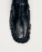 Czarne, skórzane mokasyny Aven Lift Black Leather marki ALOHAS z klasycznym paskiem typu penny oraz cholewką klasyczną dla mokasynów. Wykonane z wysokiej jakości skóry, która zapewnia wyrafinowany wygląd, a marszczenia dodają im niepowtarzalnego charakteru.&nbsp;

-100% skóra pochodząca ze zrównoważonych i odpowiedzialnych źródeł&nbsp;

-Zaprojektowane w Barcelonie&nbsp;

-Jeśli twoja stopa wypada między rozmiarami - zamów buty w większym rozmiarze