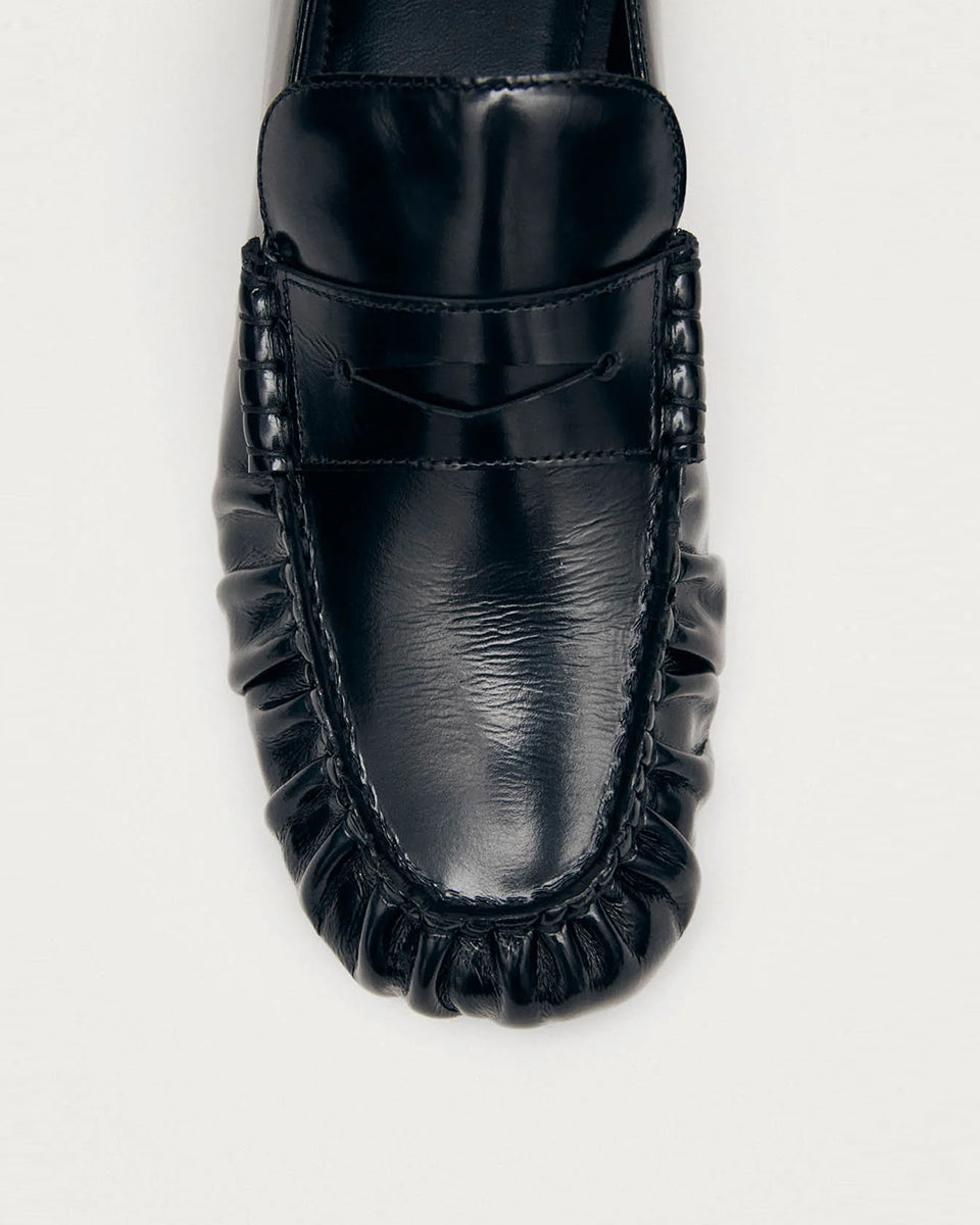 Czarne, skórzane mokasyny Aven Lift Black Leather marki ALOHAS z klasycznym paskiem typu penny oraz cholewką klasyczną dla mokasynów. Wykonane z wysokiej jakości skóry, która zapewnia wyrafinowany wygląd, a marszczenia dodają im niepowtarzalnego charakteru.&nbsp;

-100% skóra pochodząca ze zrównoważonych i odpowiedzialnych źródeł&nbsp;

-Zaprojektowane w Barcelonie&nbsp;

-Jeśli twoja stopa wypada między rozmiarami - zamów buty w większym rozmiarze