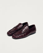 Burgundowe, skórzane mokasyny Aven Lift Burgundy Leather marki ALOHAS z klasycznym paskiem typu penny oraz cholewką klasyczną dla mokasynów. Wykonane z wysokiej jakości skóry, która zapewnia wyrafinowany wygląd, a marszczenia dodają im niepowtarzalnego charakteru.&nbsp;

-100% skóra pochodząca ze zrównoważonych i odpowiedzialnych źródeł&nbsp;

-Zaprojektowane w Barcelonie&nbsp;