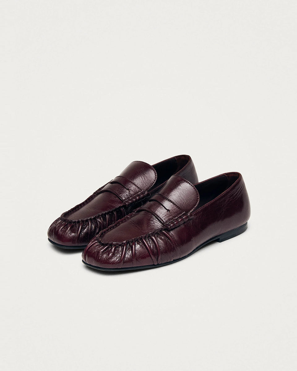 Burgundowe, skórzane mokasyny Aven Lift Burgundy Leather marki ALOHAS z klasycznym paskiem typu penny oraz cholewką klasyczną dla mokasynów. Wykonane z wysokiej jakości skóry, która zapewnia wyrafinowany wygląd, a marszczenia dodają im niepowtarzalnego charakteru.&nbsp;

-100% skóra pochodząca ze zrównoważonych i odpowiedzialnych źródeł&nbsp;

-Zaprojektowane w Barcelonie&nbsp;