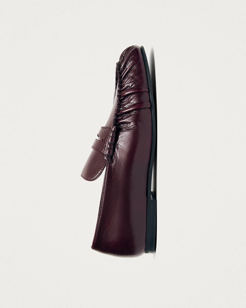 Burgundowe, skórzane mokasyny Aven Lift Burgundy Leather marki ALOHAS z klasycznym paskiem typu penny oraz cholewką klasyczną dla mokasynów. Wykonane z wysokiej jakości skóry, która zapewnia wyrafinowany wygląd, a marszczenia dodają im niepowtarzalnego charakteru.&nbsp;

-100% skóra pochodząca ze zrównoważonych i odpowiedzialnych źródeł&nbsp;

-Zaprojektowane w Barcelonie&nbsp;