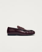 Burgundowe, skórzane mokasyny Aven Lift Burgundy Leather marki ALOHAS z klasycznym paskiem typu penny oraz cholewką klasyczną dla mokasynów. Wykonane z wysokiej jakości skóry, która zapewnia wyrafinowany wygląd, a marszczenia dodają im niepowtarzalnego charakteru.&nbsp;

-100% skóra pochodząca ze zrównoważonych i odpowiedzialnych źródeł&nbsp;

-Zaprojektowane w Barcelonie&nbsp;