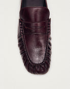 Burgundowe, skórzane mokasyny Aven Lift Burgundy Leather marki ALOHAS z klasycznym paskiem typu penny oraz cholewką klasyczną dla mokasynów. Wykonane z wysokiej jakości skóry, która zapewnia wyrafinowany wygląd, a marszczenia dodają im niepowtarzalnego charakteru.&nbsp;

-100% skóra pochodząca ze zrównoważonych i odpowiedzialnych źródeł&nbsp;

-Zaprojektowane w Barcelonie&nbsp;