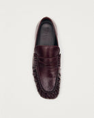 Burgundowe, skórzane mokasyny Aven Lift Burgundy Leather marki ALOHAS z klasycznym paskiem typu penny oraz cholewką klasyczną dla mokasynów. Wykonane z wysokiej jakości skóry, która zapewnia wyrafinowany wygląd, a marszczenia dodają im niepowtarzalnego charakteru.&nbsp;

-100% skóra pochodząca ze zrównoważonych i odpowiedzialnych źródeł&nbsp;

-Zaprojektowane w Barcelonie&nbsp;