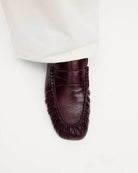 Burgundowe, skórzane mokasyny Aven Lift Burgundy Leather marki ALOHAS z klasycznym paskiem typu penny oraz cholewką klasyczną dla mokasynów. Wykonane z wysokiej jakości skóry, która zapewnia wyrafinowany wygląd, a marszczenia dodają im niepowtarzalnego charakteru.&nbsp;

-100% skóra pochodząca ze zrównoważonych i odpowiedzialnych źródeł&nbsp;

-Zaprojektowane w Barcelonie&nbsp;