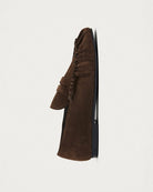 Brązowe, zamszowe mokasyny Aven Suede Brown Leather marki ALOHAS z klasycznym paskiem typu penny oraz cholewką klasyczną dla mokasynów. Wykonane z wysokiej jakości skóry, która zapewnia wyrafinowany wygląd, a marszczenia dodają im niepowtarzalnego charakteru.&nbsp;

-100% skóra pochodząca ze zrównoważonych i odpowiedzialnych źródeł&nbsp;

-Zaprojektowane w Barcelonie&nbsp;