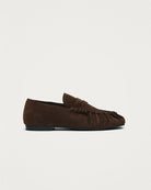 Brązowe, zamszowe mokasyny Aven Suede Brown Leather marki ALOHAS z klasycznym paskiem typu penny oraz cholewką klasyczną dla mokasynów. Wykonane z wysokiej jakości skóry, która zapewnia wyrafinowany wygląd, a marszczenia dodają im niepowtarzalnego charakteru.&nbsp;

-100% skóra pochodząca ze zrównoważonych i odpowiedzialnych źródeł&nbsp;

-Zaprojektowane w Barcelonie&nbsp;