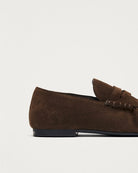 Brązowe, zamszowe mokasyny Aven Suede Brown Leather marki ALOHAS z klasycznym paskiem typu penny oraz cholewką klasyczną dla mokasynów. Wykonane z wysokiej jakości skóry, która zapewnia wyrafinowany wygląd, a marszczenia dodają im niepowtarzalnego charakteru.&nbsp;

-100% skóra pochodząca ze zrównoważonych i odpowiedzialnych źródeł&nbsp;

-Zaprojektowane w Barcelonie&nbsp;