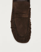 Brązowe, zamszowe mokasyny Aven Suede Brown Leather marki ALOHAS z klasycznym paskiem typu penny oraz cholewką klasyczną dla mokasynów. Wykonane z wysokiej jakości skóry, która zapewnia wyrafinowany wygląd, a marszczenia dodają im niepowtarzalnego charakteru.&nbsp;

-100% skóra pochodząca ze zrównoważonych i odpowiedzialnych źródeł&nbsp;

-Zaprojektowane w Barcelonie&nbsp;