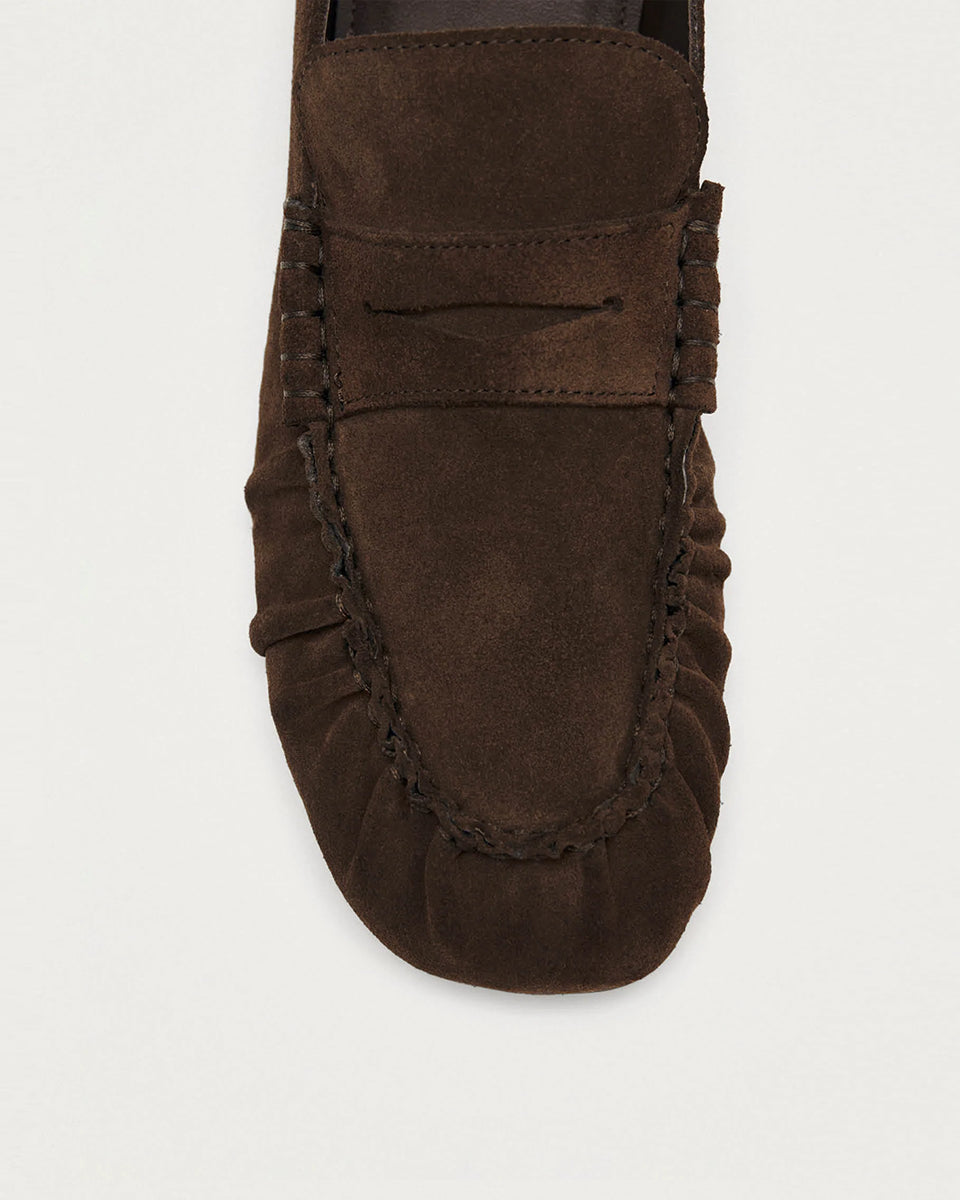 Brązowe, zamszowe mokasyny Aven Suede Brown Leather marki ALOHAS z klasycznym paskiem typu penny oraz cholewką klasyczną dla mokasynów. Wykonane z wysokiej jakości skóry, która zapewnia wyrafinowany wygląd, a marszczenia dodają im niepowtarzalnego charakteru.&nbsp;

-100% skóra pochodząca ze zrównoważonych i odpowiedzialnych źródeł&nbsp;

-Zaprojektowane w Barcelonie&nbsp;