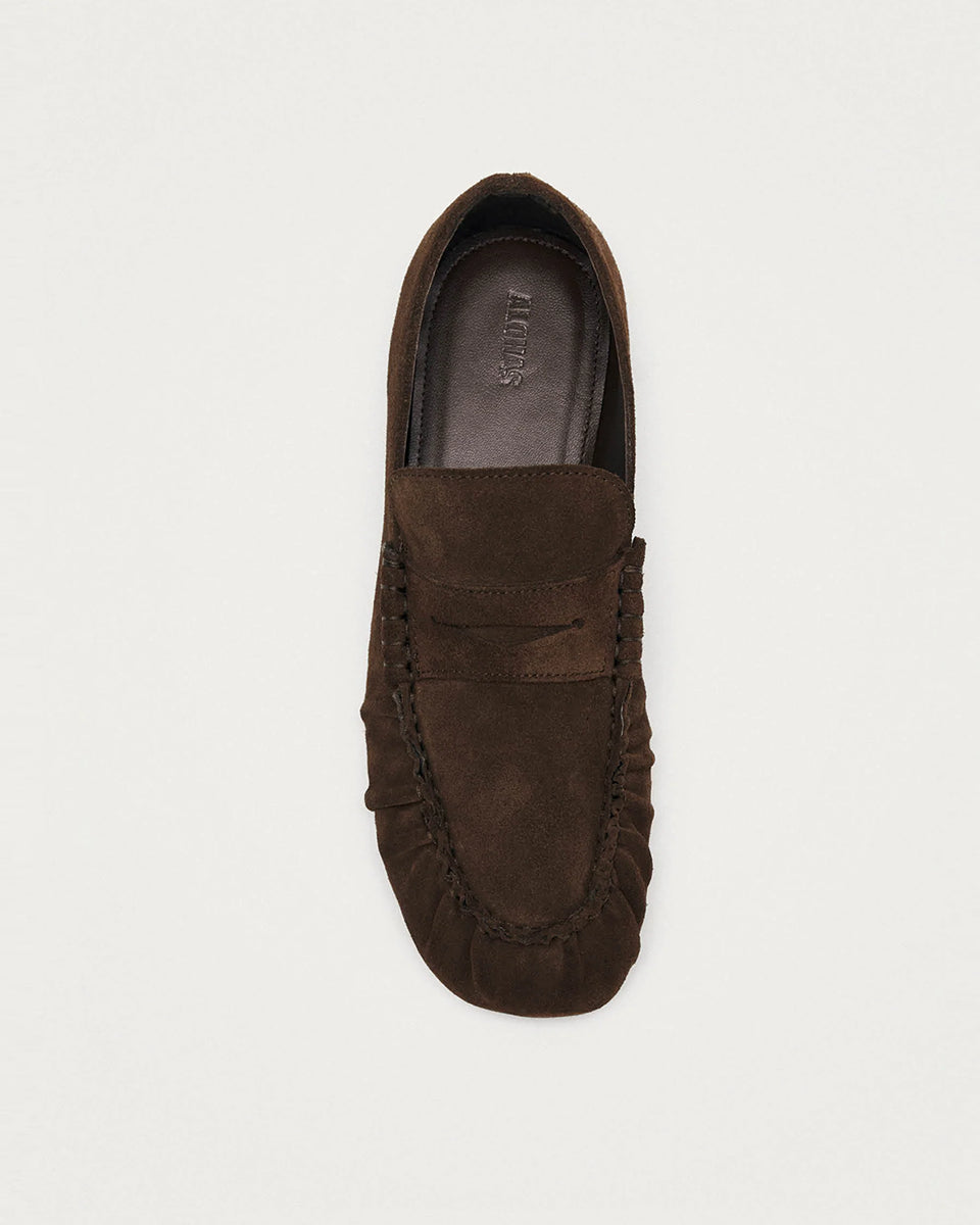 Brązowe, zamszowe mokasyny Aven Suede Brown Leather marki ALOHAS z klasycznym paskiem typu penny oraz cholewką klasyczną dla mokasynów. Wykonane z wysokiej jakości skóry, która zapewnia wyrafinowany wygląd, a marszczenia dodają im niepowtarzalnego charakteru.&nbsp;

-100% skóra pochodząca ze zrównoważonych i odpowiedzialnych źródeł&nbsp;

-Zaprojektowane w Barcelonie&nbsp;