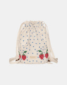 Torebka na ramię Babba Drawstring Off White marki SISSEL EDELBO z bawełny organicznej. Zmieścisz w niej niezbędne rzeczy na co dzień. Ma okrągłe dno i można ją zamknąć za pomocą sznurków. Ozdobiona jest uroczymi, niebieskimi kropkami i haftem krzyżykowym wzdłuż dolnej krawędzi, a także małym, haftowanym napisem SE.