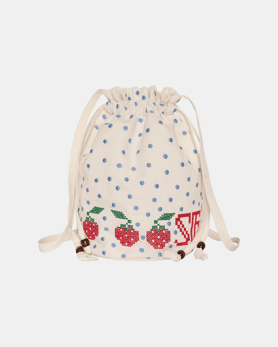Torebka na ramię Babba Drawstring Off White marki SISSEL EDELBO z bawełny organicznej. Zmieścisz w niej niezbędne rzeczy na co dzień. Ma okrągłe dno i można ją zamknąć za pomocą sznurków. Ozdobiona jest uroczymi, niebieskimi kropkami i haftem krzyżykowym wzdłuż dolnej krawędzi, a także małym, haftowanym napisem SE.