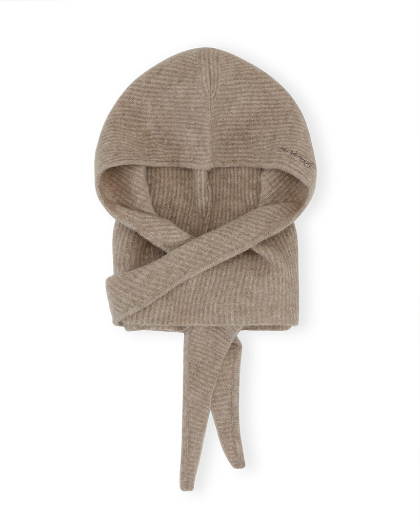 Dzianinowa, ciepła balaclava Ganni 5983 Soft Almond Milk z wyhaftowanym logo marki. Wiązana pod szyją za pomocą szalika. Wykonana z dzianiny z wełną i alpaką.