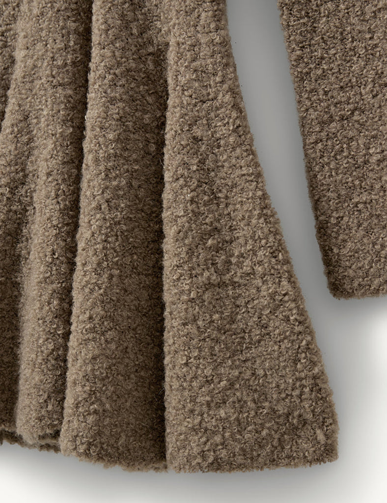 Nowoczesna, rozkloszowana sukienka Balboa Volume Praline ze spódnicą w kształcie litery A i dopasowaną górą z długimi rękawami, klasycznym kołnierzykiem z zapięciem na trzy guziki. Wykonana z ciepłej dzianiny z wełny i alpaki. Całość tworzy stylowy i komfortowy look, który można nosić z botkami lub eleganckimi szpilkami.&nbsp;