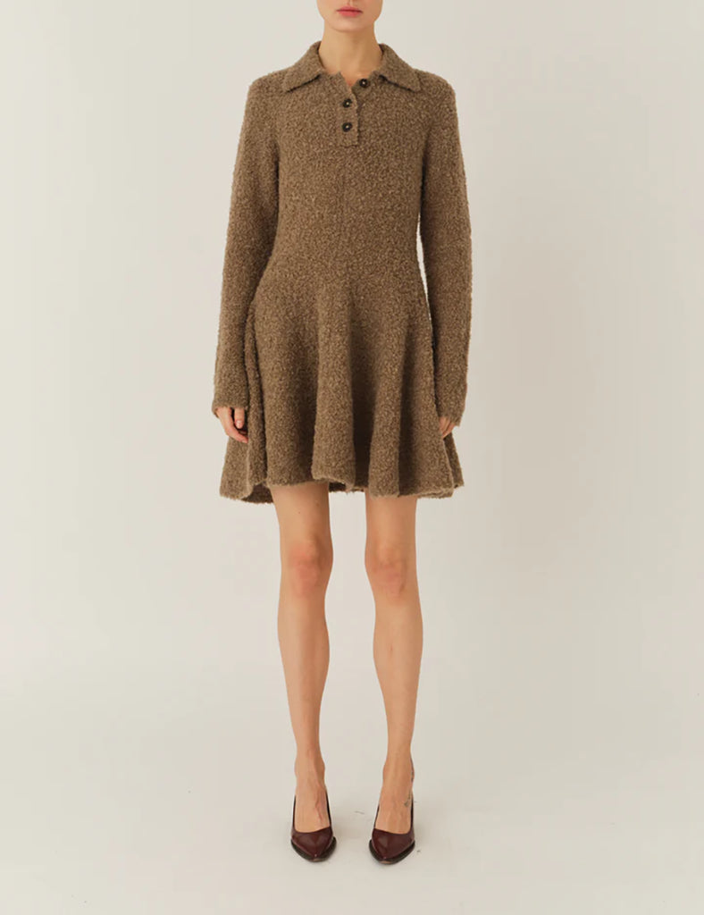 Nowoczesna, rozkloszowana sukienka Balboa Volume Praline ze spódnicą w kształcie litery A i dopasowaną górą z długimi rękawami, klasycznym kołnierzykiem z zapięciem na trzy guziki. Wykonana z ciepłej dzianiny z wełny i alpaki. Całość tworzy stylowy i komfortowy look, który można nosić z botkami lub eleganckimi szpilkami.&nbsp;